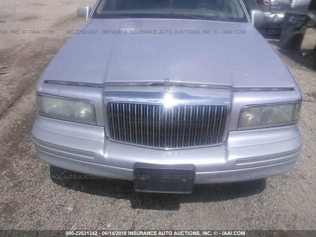1LNLM81W0VY700513 - 1997 LINCOLN TOWN CAR EXECUTIVE فضي صورة 6