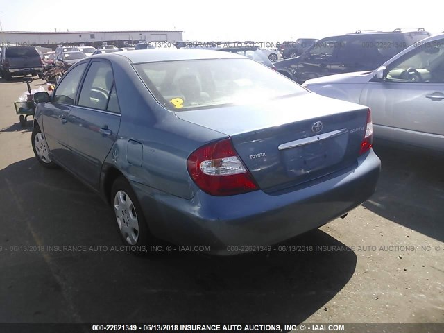 4T1BE32K03U762618 - 2003 TOYOTA CAMRY LE/XLE/SE ლურჯი ფოტო 3