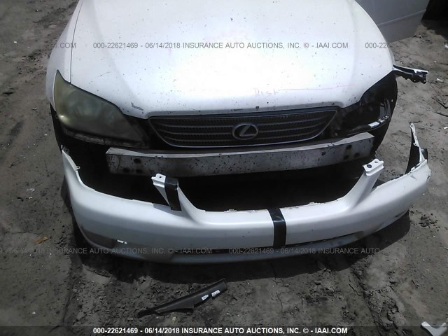 JTHBD182710020562 - 2001 LEXUS IS 300 WHITE photo 6