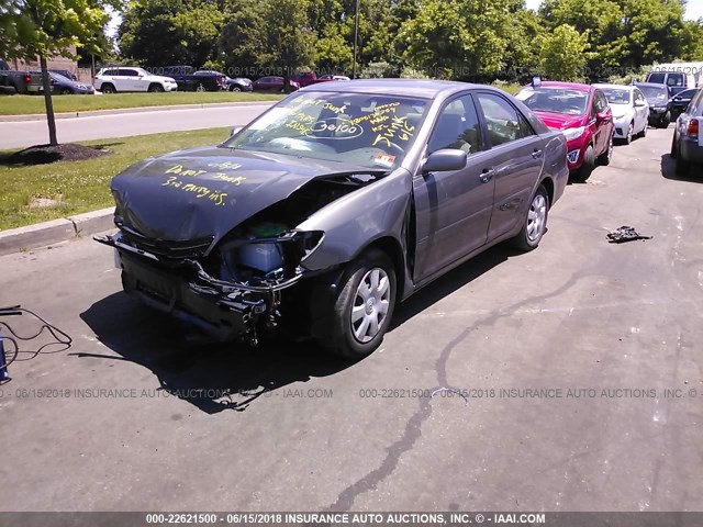 4T1BE32K43U748141 - 2003 TOYOTA CAMRY LE/XLE/SE ნაცრისფერი ფოტო 2