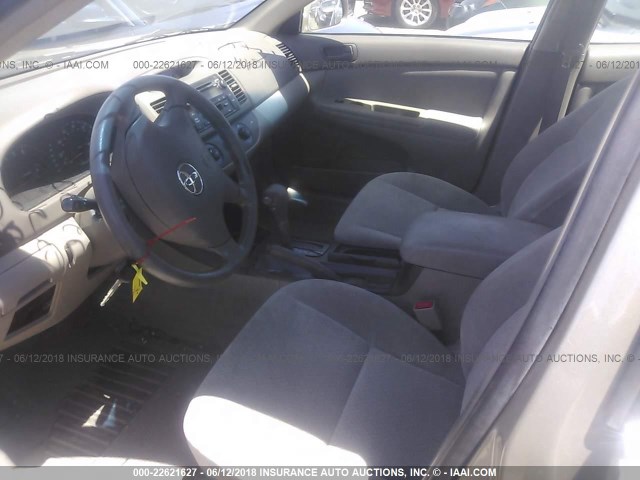4T1BF30K42U028501 - 2002 TOYOTA CAMRY LE/XLE/SE ოქროსფერი ფოტო 5