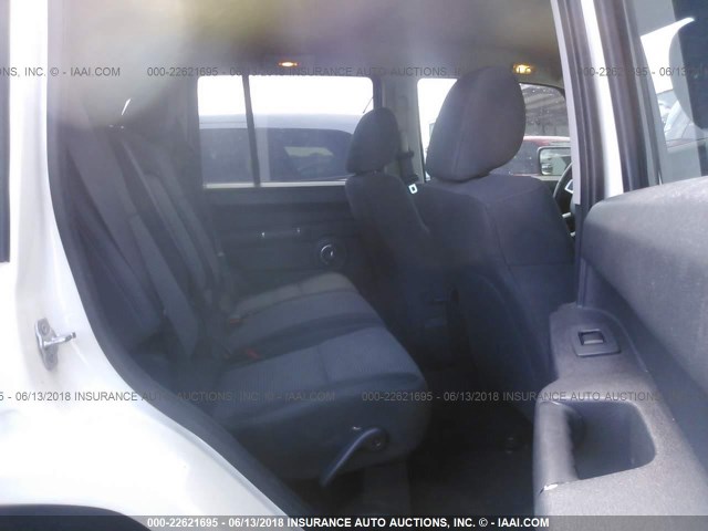 1J4RH4GK3AC159359 - 2010 JEEP COMMANDER SPORT Weiß Foto 8