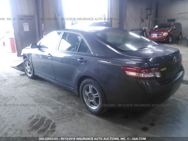 4T4BF3EK9AR007902 - 2010 TOYOTA CAMRY SE/LE/XLE ნაცრისფერი ფოტო 3
