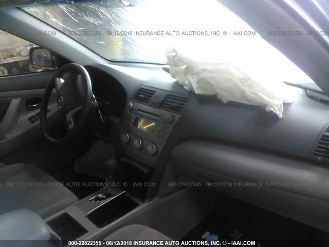 4T4BF3EK9AR007902 - 2010 TOYOTA CAMRY SE/LE/XLE ნაცრისფერი ფოტო 5