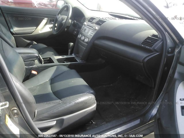 4T1BF3EK9AU089530 - 2010 TOYOTA CAMRY SE/LE/XLE 灰色 照片 5
