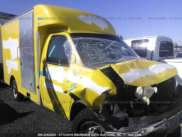 1GBHG31K081120617 - 2008 CHEVROLET EXPRESS G3500  WHITE photo 1