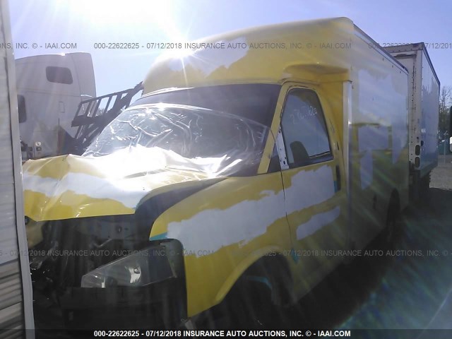 1GBHG31K081120617 - 2008 CHEVROLET EXPRESS G3500  WHITE photo 2