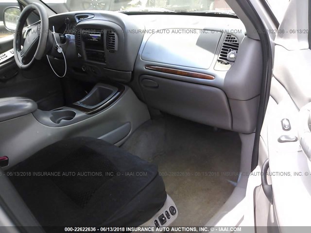 5LMPU28L8WLJ42223 - 1998 LINCOLN NAVIGATOR 银色 照片 5