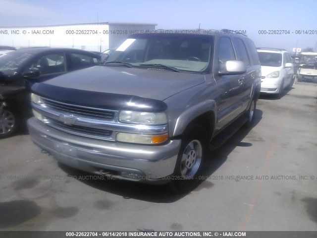 1GNEC13TX2R130284 - 2002 CHEVROLET TAHOE C1500 GOLD photo 2