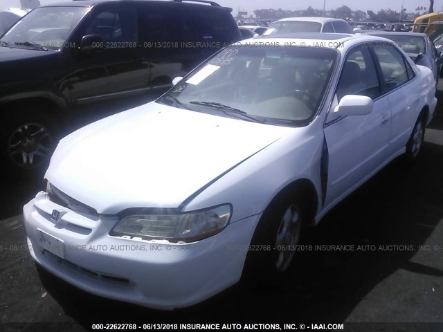 1HGCG1658WA011852 - 1998 HONDA ACCORD EX WHITE photo 2