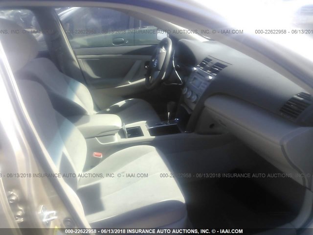 4T1BF3EK3AU083951 - 2010 TOYOTA CAMRY SE/LE/XLE 金色 照片 5