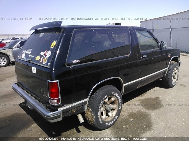 1G8CT18B6F8113942 - 1985 CHEVROLET BLAZER S10 BLACK photo 4