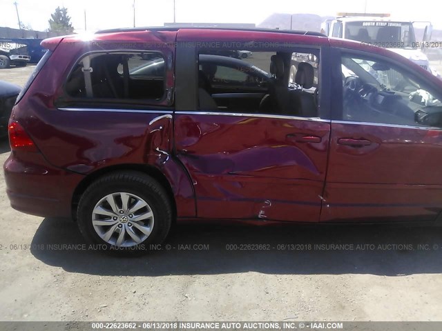 2C4RVABG6CR293762 - 2012 VOLKSWAGEN ROUTAN SE BURGUNDY photo 6