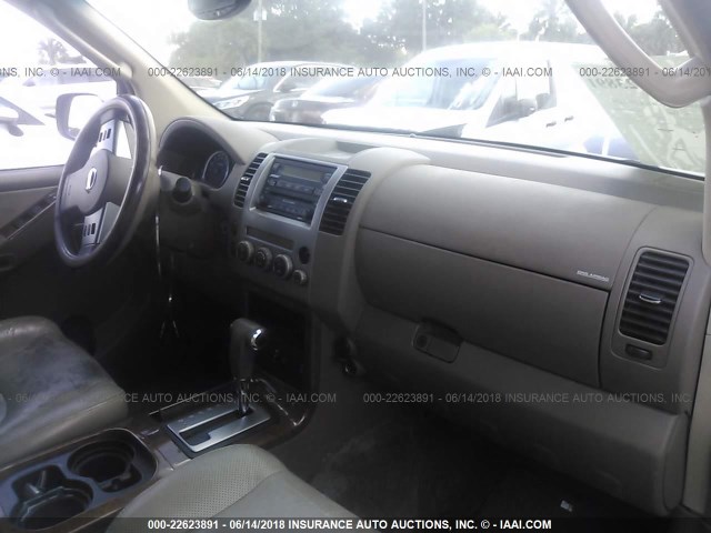 5N1AR18U85C726715 - 2005 NISSAN PATHFINDER LE/SE/XE GRAY photo 5