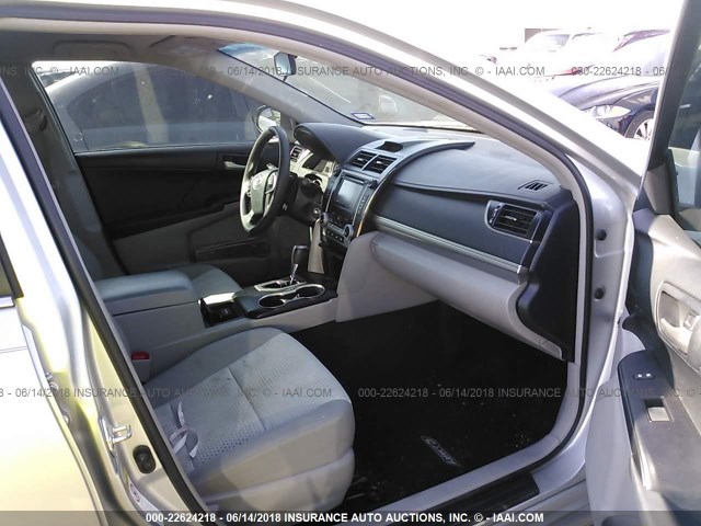 4T1BF1FK0CU121139 - 2012 TOYOTA CAMRY SE/LE/XLE 银色 照片 5