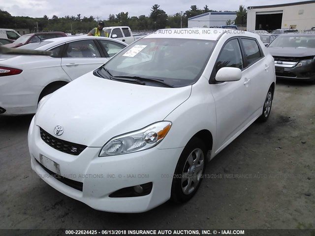 2T1LE4EE6AC018276 - 2010 TOYOTA COROLLA MATRIX S WHITE photo 2