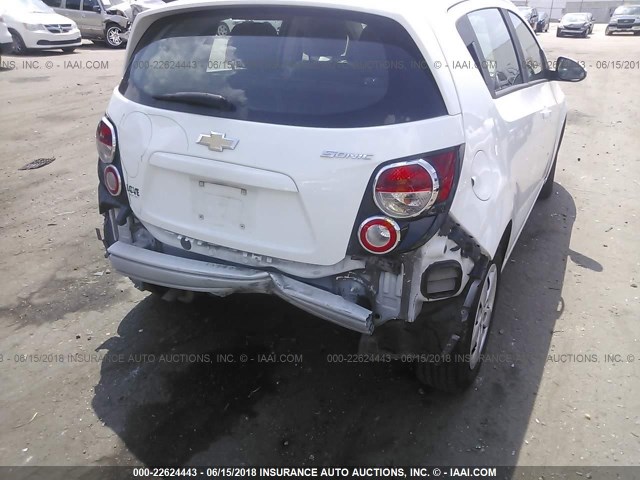 1G1JA6SH2F4172368 - 2015 CHEVROLET SONIC LS 白色 照片 6