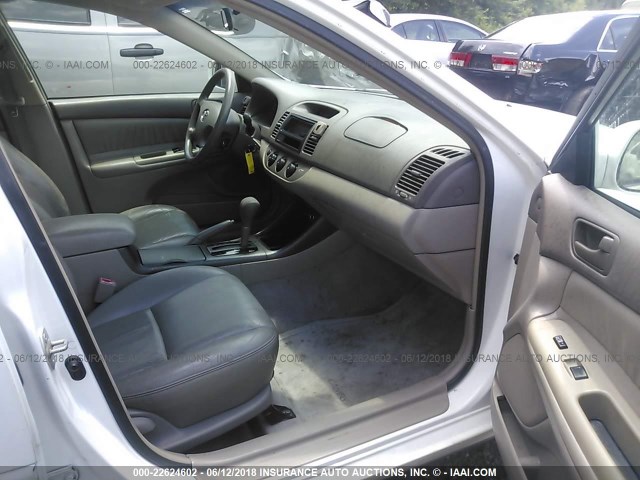4T1BF32K82U026666 - 2002 TOYOTA CAMRY LE/XLE/SE 白色 照片 5