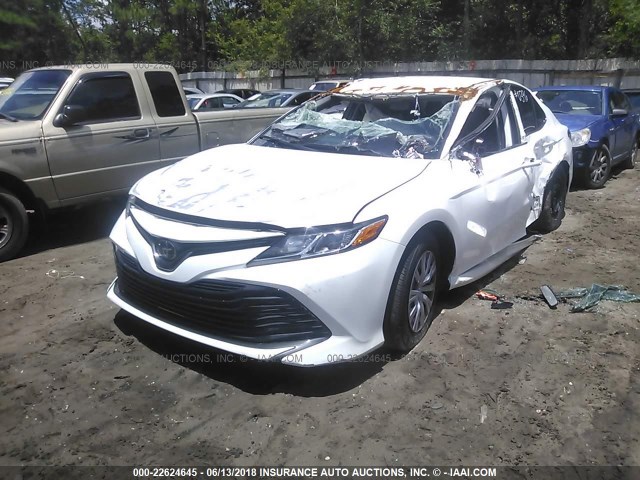 4T1B11HK4JU600396 - 2018 TOYOTA CAMRY L/LE/XLE/SE/XSE WHITE photo 2