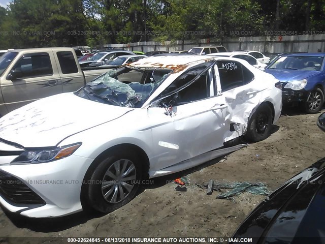 4T1B11HK4JU600396 - 2018 TOYOTA CAMRY L/LE/XLE/SE/XSE WHITE photo 6