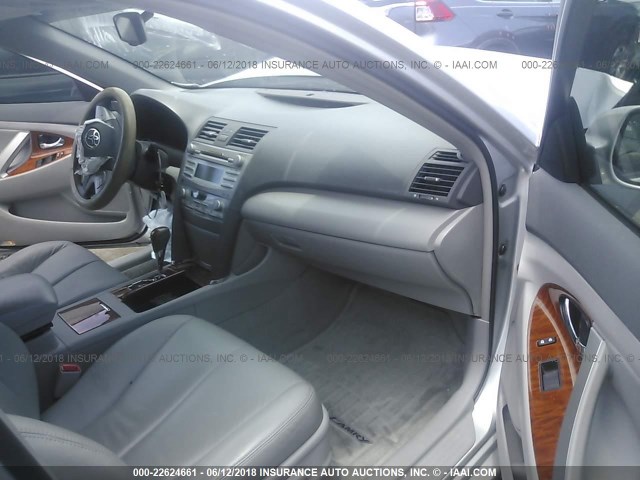 4T1BE46K09U872643 - 2009 TOYOTA CAMRY SE/LE/XLE SILVER photo 5