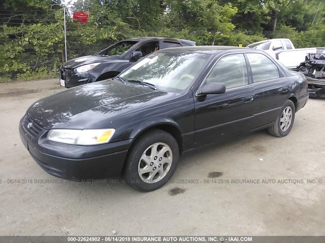 4T1BF28K4WU063639 - 1998 TOYOTA CAMRY CE/LE/XLE BLACK photo 2