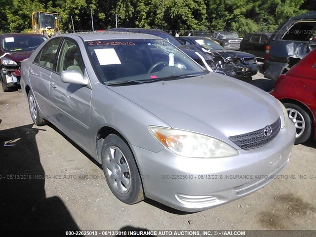 4T1BE32K94U370030 - 2004 TOYOTA CAMRY LE/XLE/SE ვერცხლისფერი ფოტო 1