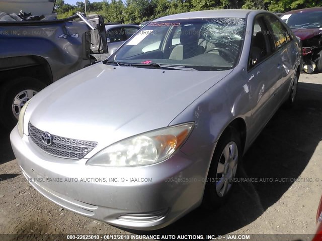 4T1BE32K94U370030 - 2004 TOYOTA CAMRY LE/XLE/SE ვერცხლისფერი ფოტო 2