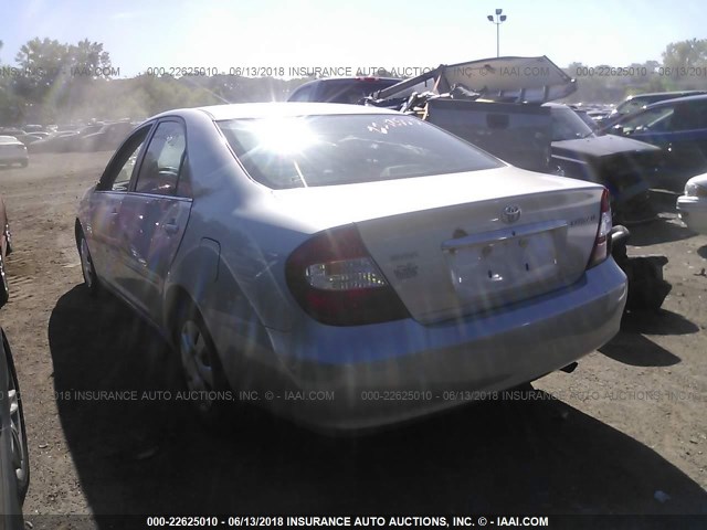4T1BE32K94U370030 - 2004 TOYOTA CAMRY LE/XLE/SE ვერცხლისფერი ფოტო 3