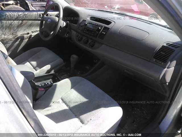 4T1BE32K94U370030 - 2004 TOYOTA CAMRY LE/XLE/SE ვერცხლისფერი ფოტო 5