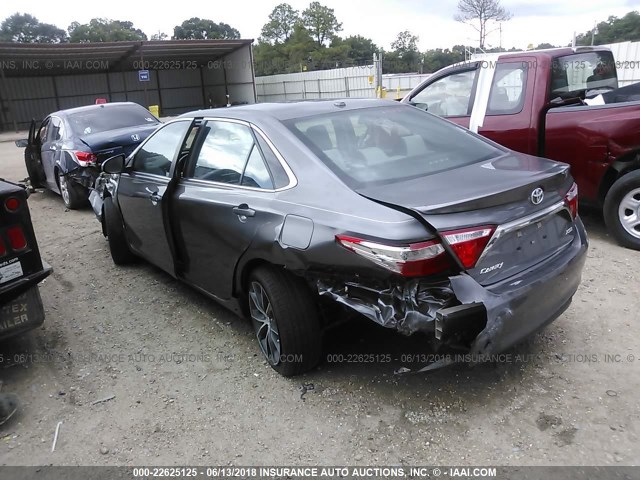 4T1BF1FK0GU227970 - 2016 TOYOTA CAMRY LE/XLE/SE/XSE 灰色 照片 3