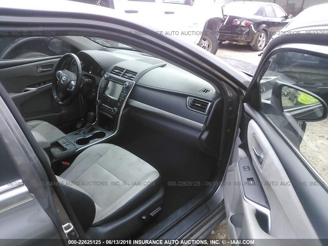4T1BF1FK0GU227970 - 2016 TOYOTA CAMRY LE/XLE/SE/XSE 灰色 照片 5
