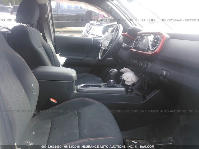 5TFCZ5AN7HX060645 - 2017 TOYOTA TACOMA DBL CAB/SR/TRDSPT/OR/PRO თეთრი ფოტო 5