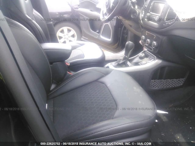 3C4NJDBB8JT314086 - 2018 JEEP COMPASS LATITUDE 黑色 照片 5