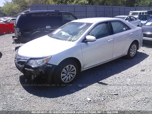 4T1BF1FK3EU361028 - 2014 TOYOTA CAMRY L/SE/LE/XLE ვერცხლისფერი ფოტო 2