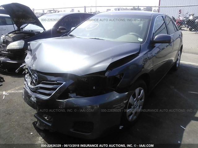 4T1BF3EK7BU153808 - 2011 TOYOTA CAMRY SE/LE/XLE GRAY photo 2