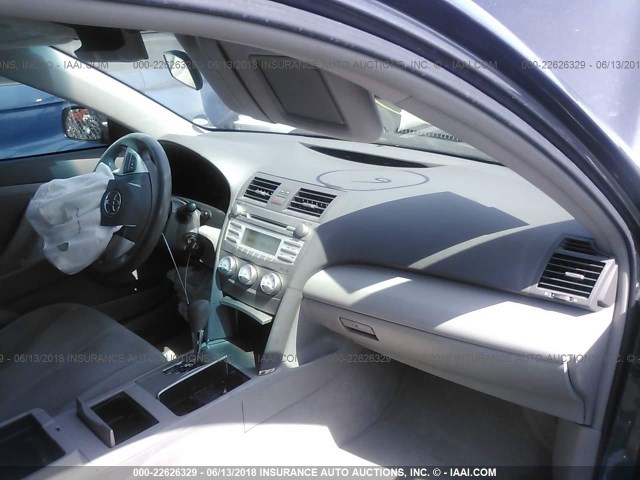 4T1BF3EK7BU153808 - 2011 TOYOTA CAMRY SE/LE/XLE GRAY photo 5