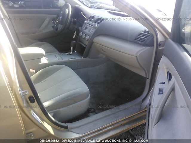 4T1BF3EK8AU060035 - 2010 TOYOTA CAMRY SE/LE/XLE GOLD photo 5