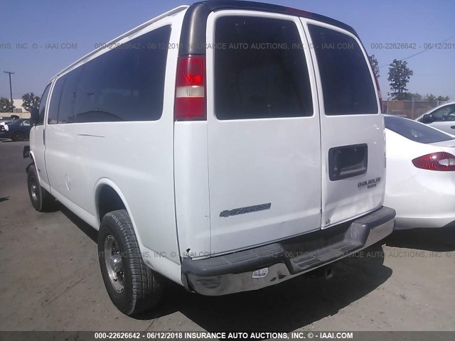 1GAHG39U451186982 - 2005 CHEVROLET EXPRESS G3500  WHITE photo 3