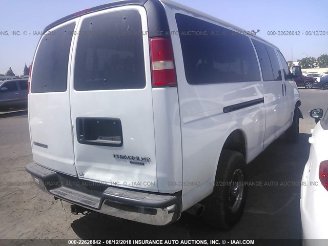 1GAHG39U451186982 - 2005 CHEVROLET EXPRESS G3500  WHITE photo 4