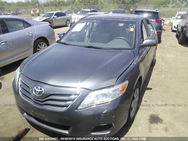 4T4BF3EK7BR209266 - 2011 TOYOTA CAMRY SE/LE/XLE GRAY photo 2