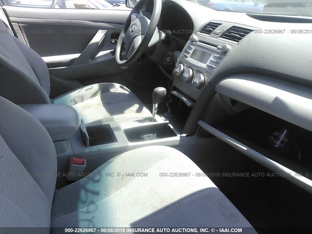 4T4BF3EK7BR209266 - 2011 TOYOTA CAMRY SE/LE/XLE GRAY photo 5