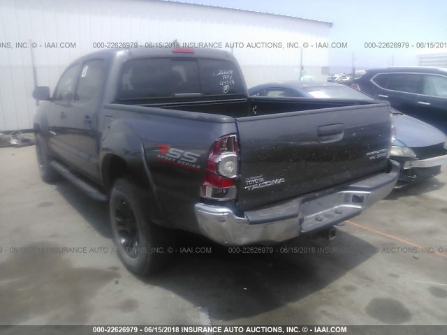 5TFJU4GN0FX076531 - 2015 TOYOTA TACOMA DOUBLE CAB PRERUNNER GRAY photo 3