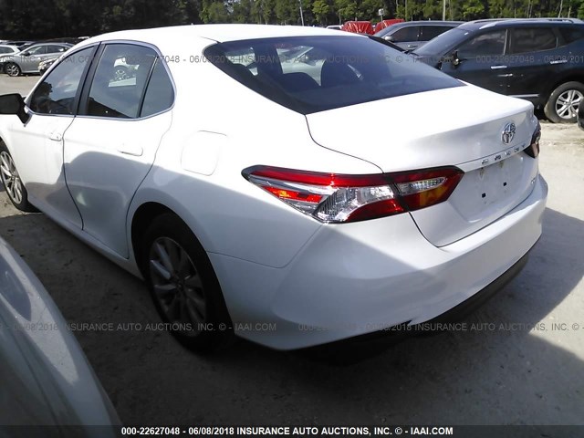 4T1B11HK3JU090753 - 2018 TOYOTA CAMRY L/LE/XLE/SE/XSE WHITE photo 3