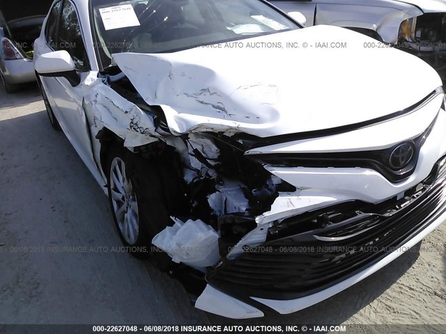 4T1B11HK3JU090753 - 2018 TOYOTA CAMRY L/LE/XLE/SE/XSE WHITE photo 6