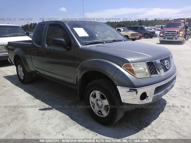 1N6AD06W35C435635 - 2005 NISSAN FRONTIER KING CAB LE/SE/OFF ROAD GRAY photo 1