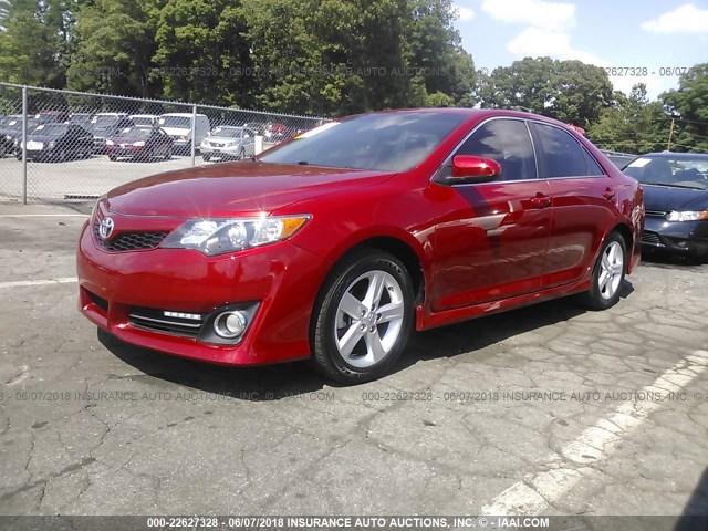 4T1BF1FK1EU869725 - 2014 TOYOTA CAMRY L/SE/LE/XLE RED photo 2