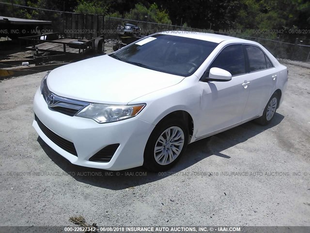 4T1BF1FK2DU260710 - 2013 TOYOTA CAMRY L/SE/LE/XLE თეთრი ფოტო 2
