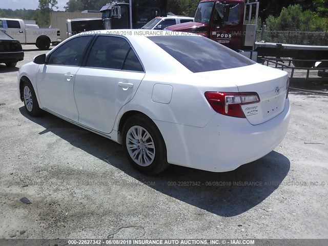 4T1BF1FK2DU260710 - 2013 TOYOTA CAMRY L/SE/LE/XLE WHITE photo 3