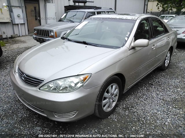 4T1BF30K55U101735 - 2005 TOYOTA CAMRY LE/XLE/SE ბეჟი ფოტო 2